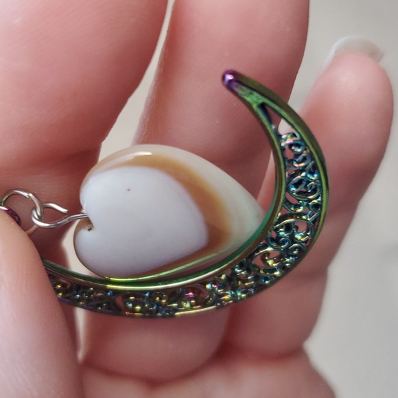 New Heart Shaped Brown & White Onyx Agate Rainbow Titanium Crescent Moon Pendant - Picture 4 of 5